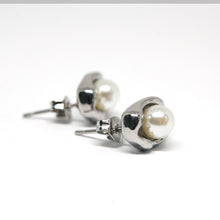 ESE 9194: S/S FWP Oyster Stud Earrings