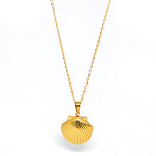 ESN 7374: Gold Plated 23mm Shell Locket w/ 17